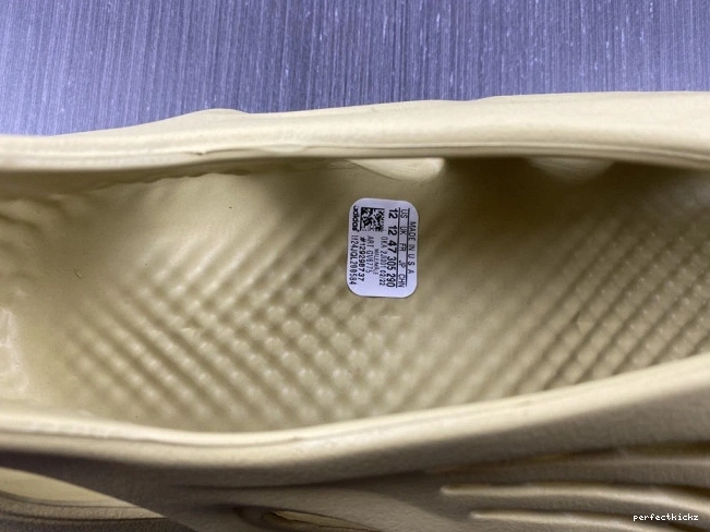 Sulfur RNNR Foam Adidas Yeezy GV6775 0813